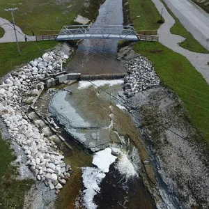 Barrage, échelle à poisson et passerelle piétonnière