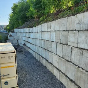 Soutènement de talus en béton et vég