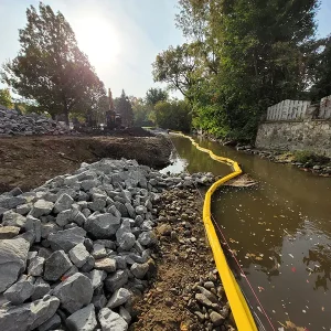 Travaux en cours d'eau avec barrière à sédiment