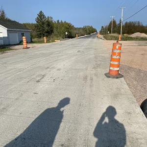 Chaussée en béton et chaussée en enrobé